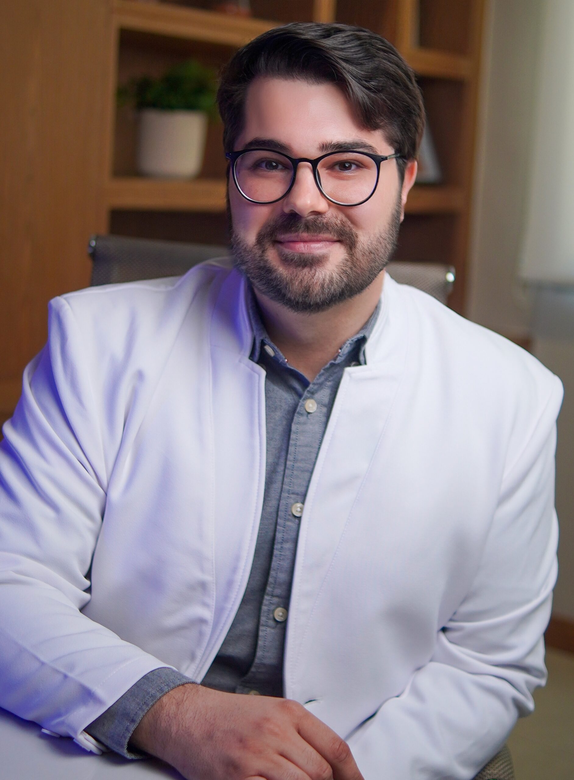 Dr. Éric Aguiar em consultório