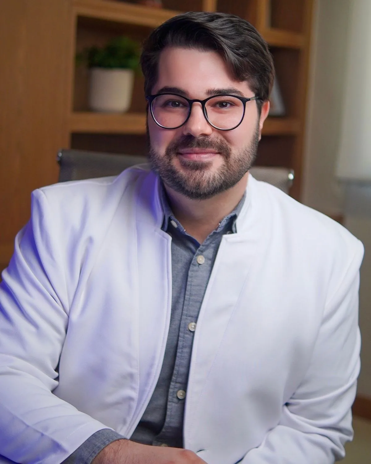 Dr. Éric Aguiar, médico tricologista e cirurgião de transplante capilar, em seu consultório no Rio de Janeiro